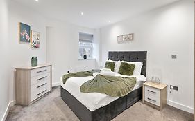 Bright And Spacious Apartment - Excellent Location